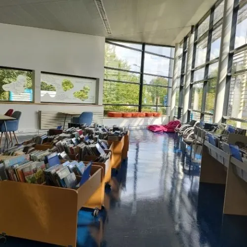 Bibliothéque de campus universitaire